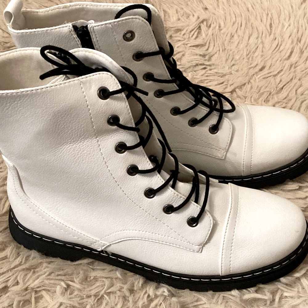 Unused condition, women’s size 10 Arizona Jean Co Brand white boots.